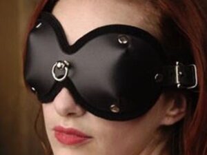 Черная маска для глаз закрытая