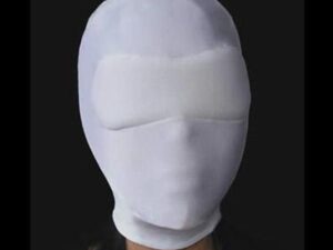 Белая эластичная маска закрытая