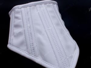 Благородный кожаный белый бондаж на шею