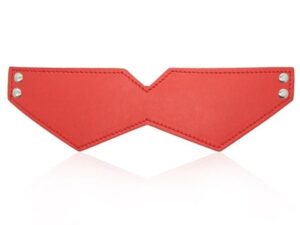 Яркая кожаная маска на глаза красная